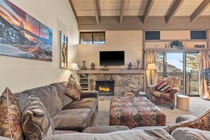 Televisión, chimenea, libros