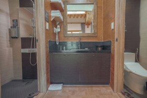 Een haardroger, pantoffels, een bidet, handdoeken
