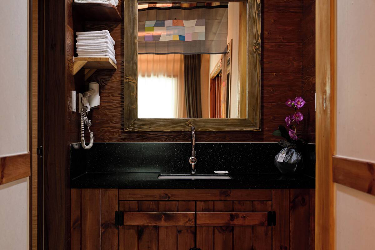 royal room | 1 bedroom, individually decorated, individually furnished, free wifi