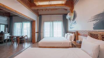 Habitación de hotel con una cama, un escritorio y una silla, una ventana con cortinas y un cuadro en la pared.