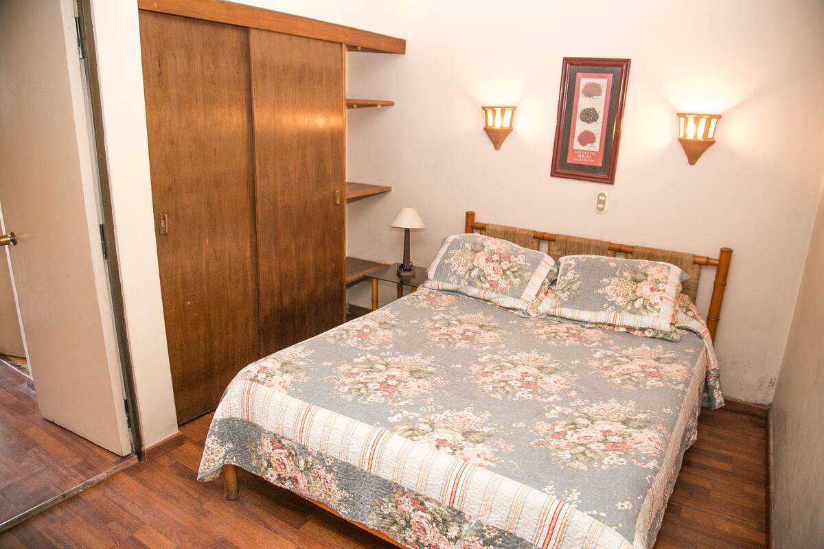 Familie appartement, 1 slaapkamer, privébadkamer | Een kluis op de kamer, gratis babybedden, extra bedden (toeslag)