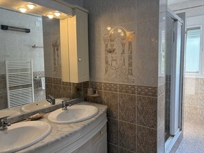Bathtub, hair dryer, towels