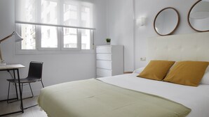 A bedroom with a bed, a desk, a chair, and a window. - Always Easy I Chillida (San Sebastián/Donostia)