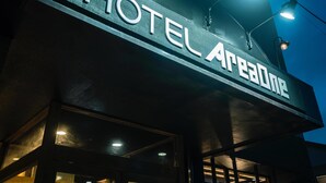 Placa de hotel com o nome 'HOTEL APARTMENT'.