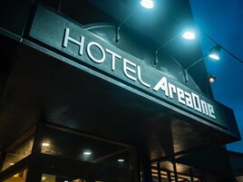 Un cartel de hotel con el nombre "HOTEL APARTMENT".