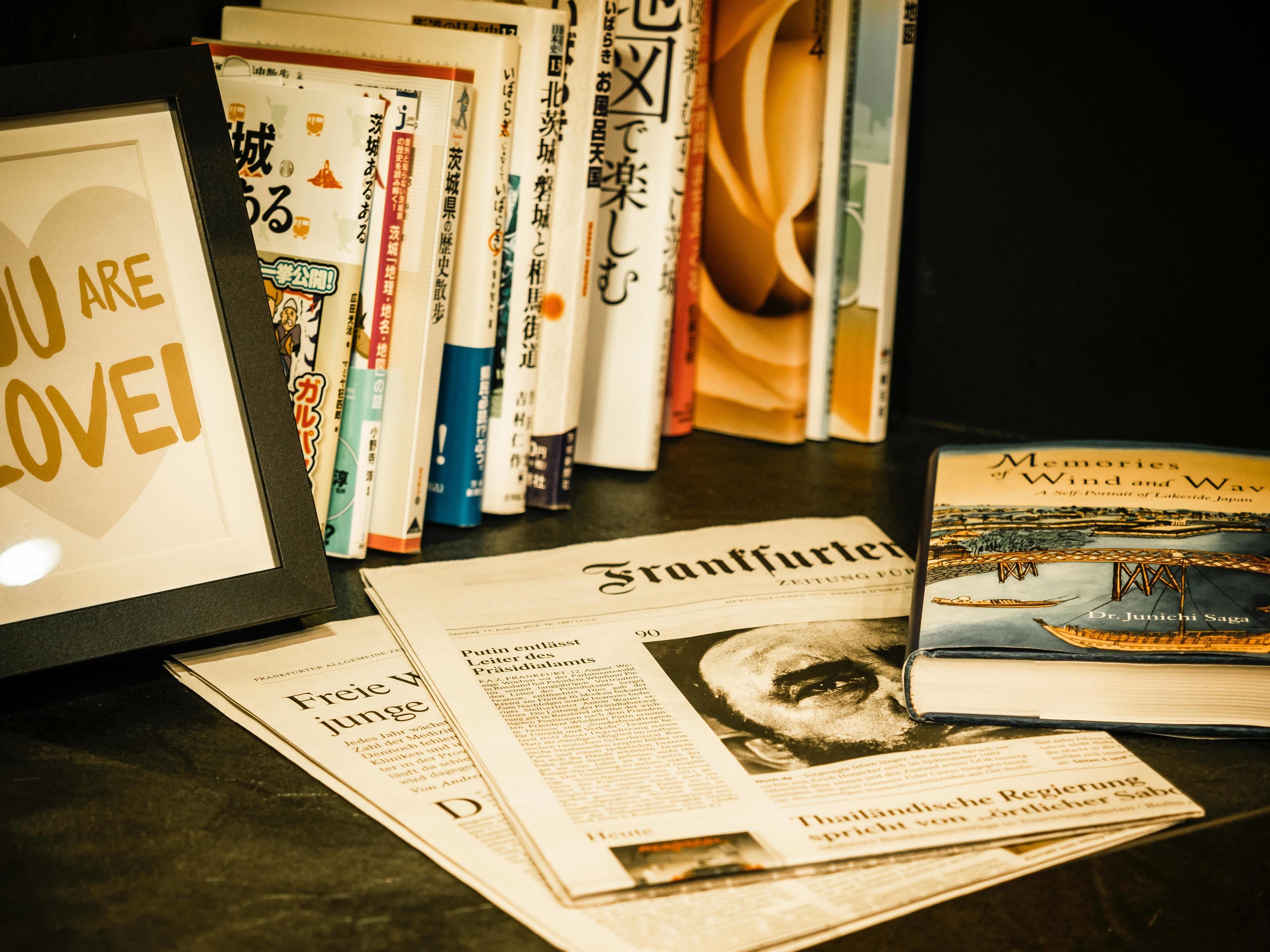 Una selezione di libri e giornali su un tavolo.