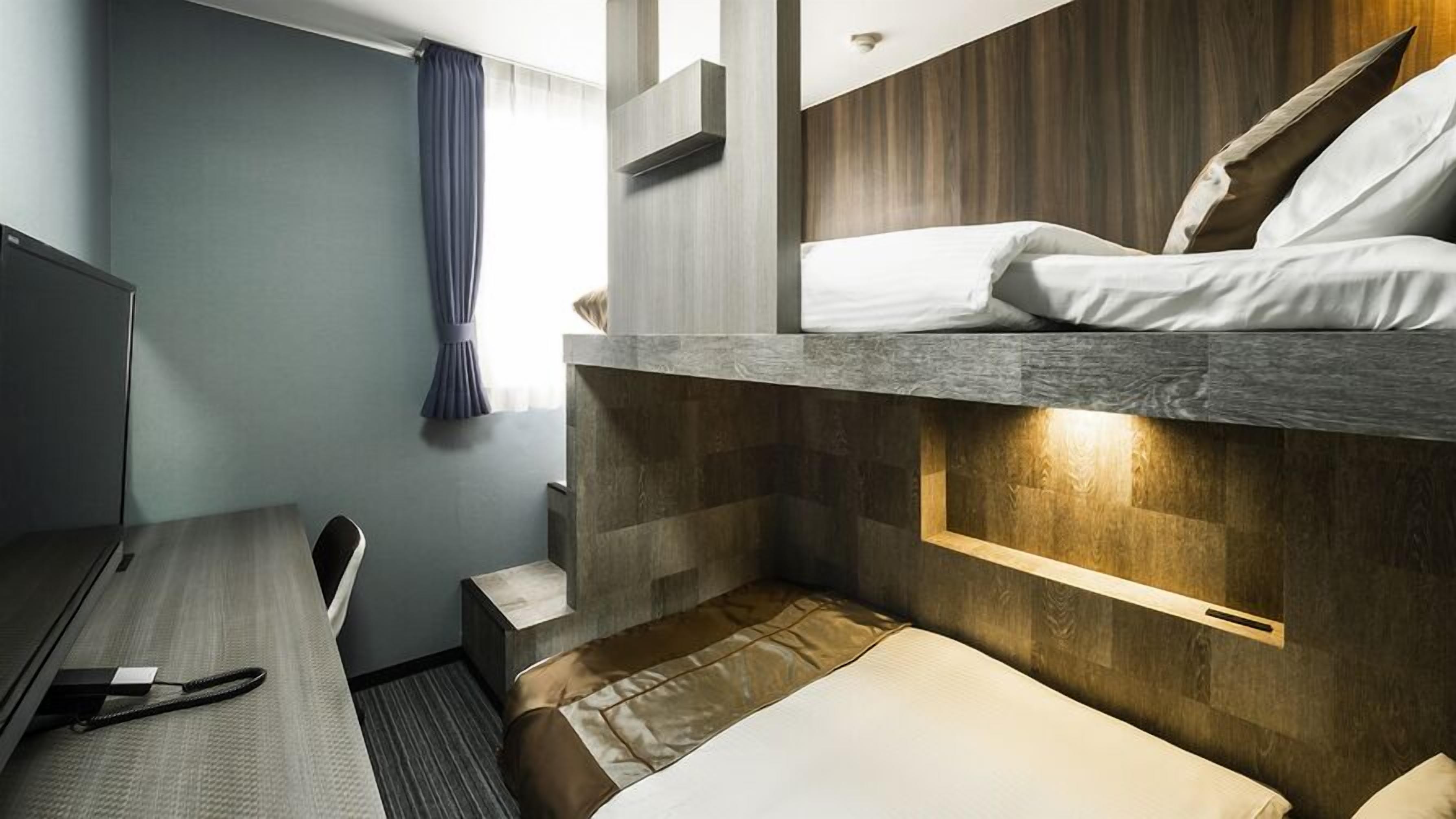 Een bureau, gratis wifi, beddengoed