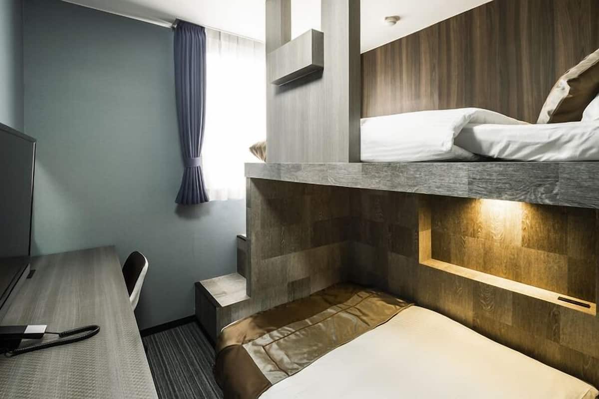 Escritorio, wifi gratis y ropa de cama