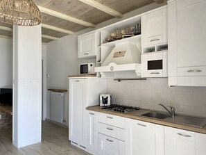 Køleskab, mikrobølgeovn, kogeplade, opvaskemaskine