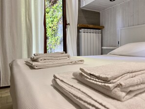 1 chambre, fer et planche à repasser, draps fournis