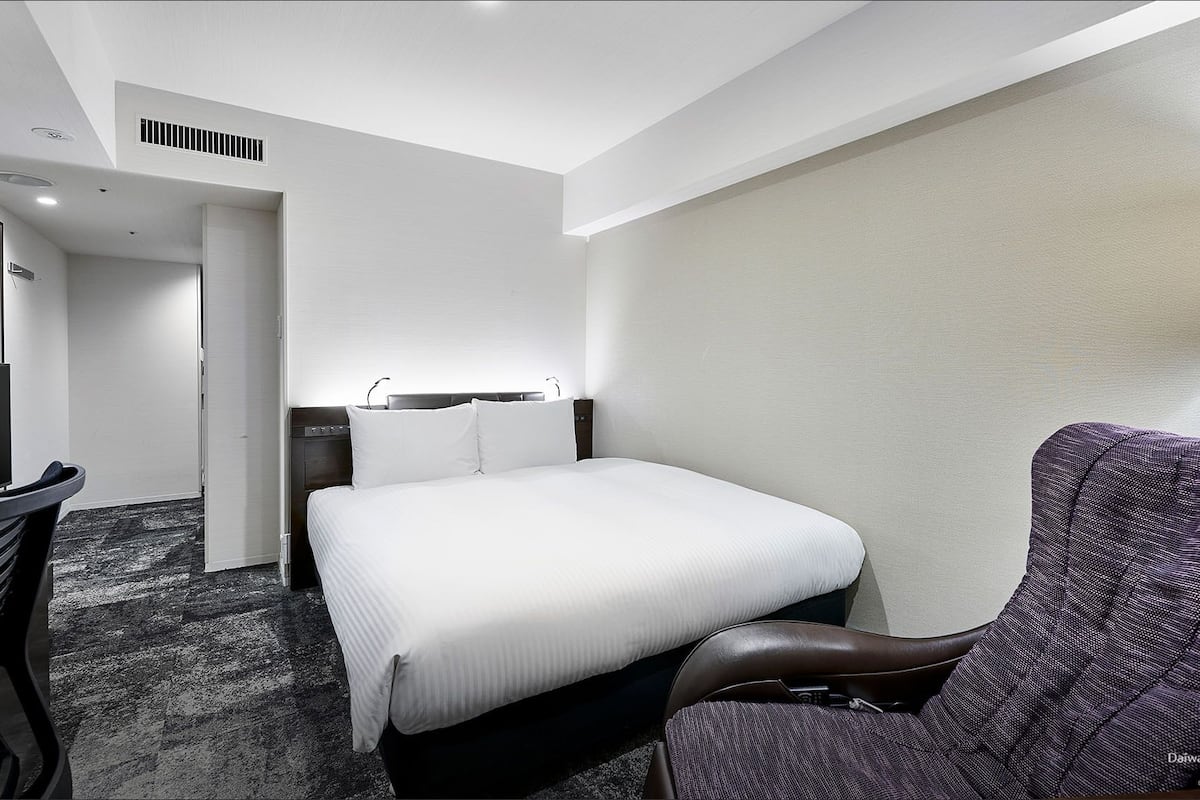 In-room safe, blackout curtains, soundproofing