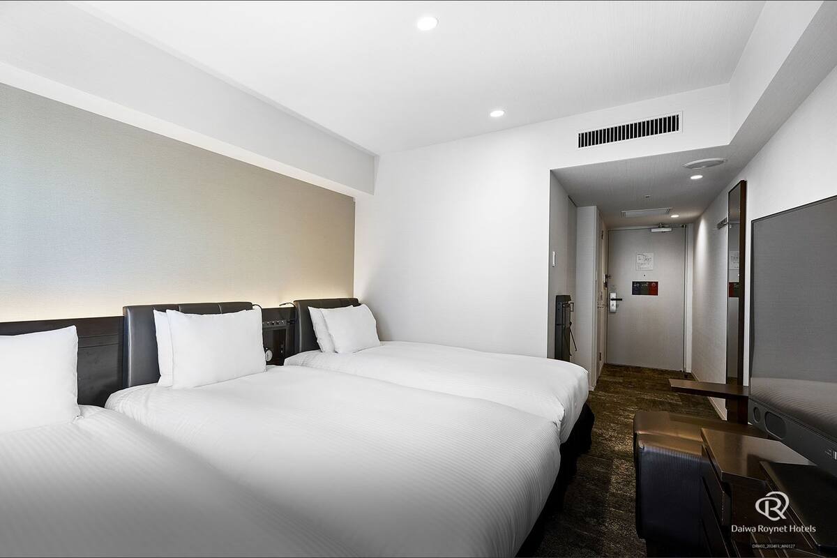 In-room safe, blackout curtains, soundproofing