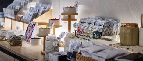 Un área de bufé con diversos alimentos y productos envasados.