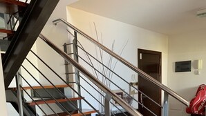 Una escala moderna amb barana metàl·lica i graons de fusta.