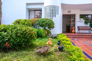 Quarto casal luxo, 2 camas de casal, para não fumantes, no jardim | Vista para o pátio