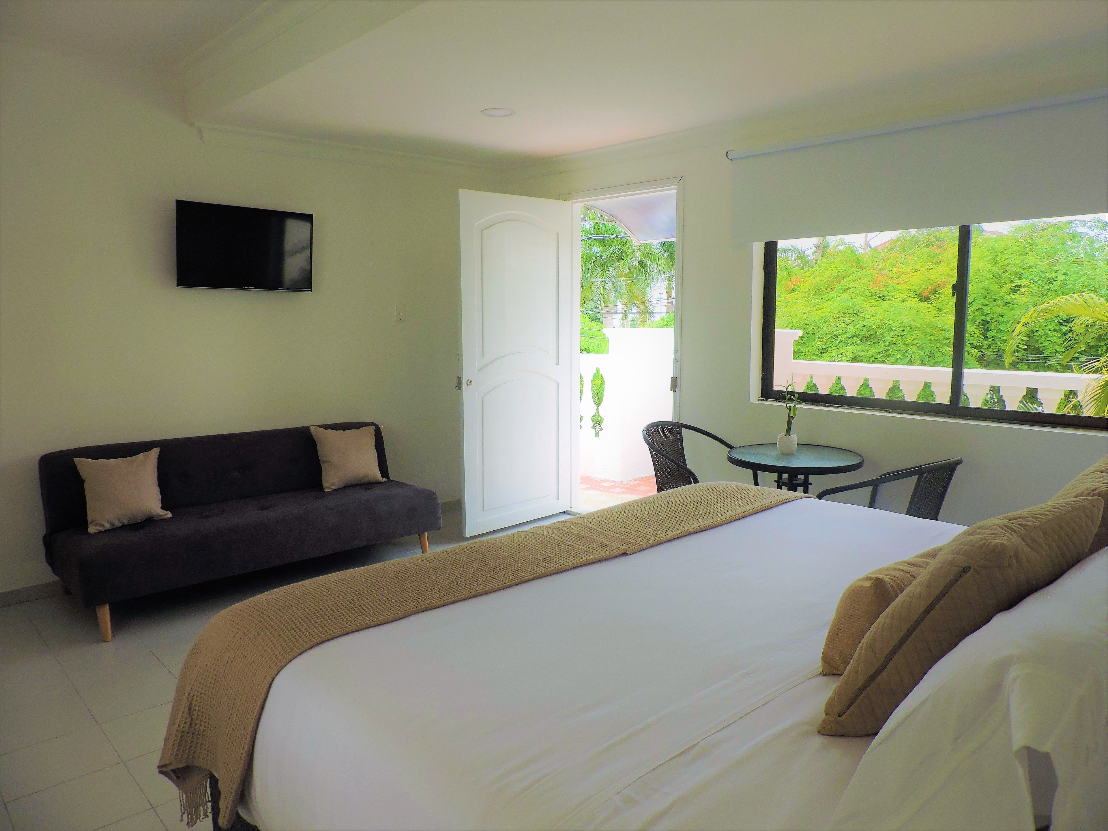 Tabla de planchar con plancha, wifi gratis y ropa de cama 