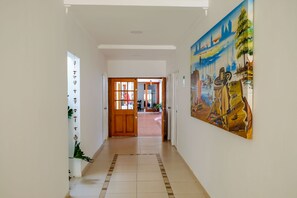 32-inch Smart TV with satellite channels, TV - Múcura Hotel & Spa (Cartagena)