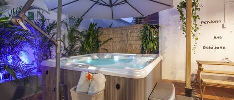 Outdoor spa tub