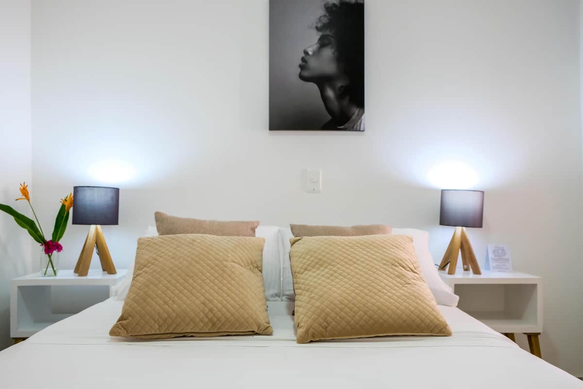 Tabla de planchar con plancha, wifi gratis y ropa de cama