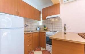 Kühlschrank, Herdplatte, Kochgeschirr/Geschirr/Besteck