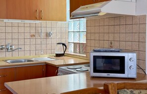 Fridge, stovetop