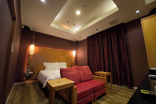 1 bedroom, Egyptian cotton sheets, premium bedding, Select Comfort beds