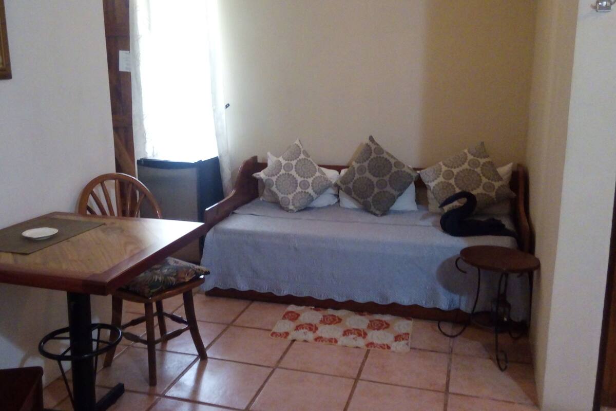 Chambre Double Classique pour 1 personne, 1 chambre, vue piscine, en bord de piscine | 1 chambre, coffres-forts dans les chambres, bureau