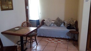 Chambre Double Classique pour 1 personne, 1 chambre, vue piscine, en bord de piscine | 1 chambre, coffres-forts dans les chambres, bureau