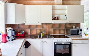Coffee/tea maker, fridge, microwave, stovetop