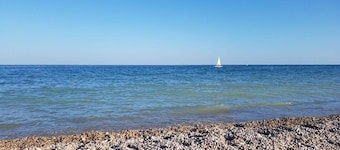Villa with sea views, direct access to the beach and extensive garden