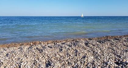 Villa with sea views, direct access to the beach and extensive garden