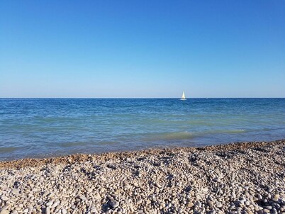 Villa with sea views, direct access to the beach and extensive garden