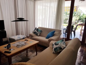 Smart TV - Villa with sea views, direct access to the beach and extensive garden (Alcanar)