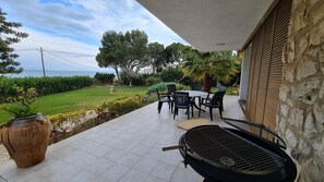 Outdoor dining - Villa with sea views, direct access to the beach and extensive garden (Alcanar)