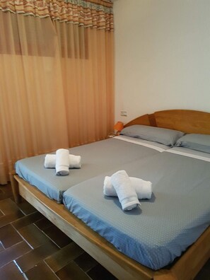 5 chambres, fer et planche à repasser, lit de bébé portatif
