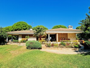 Exterior - Villa with sea views, direct access to the beach and extensive garden (Alcanar)