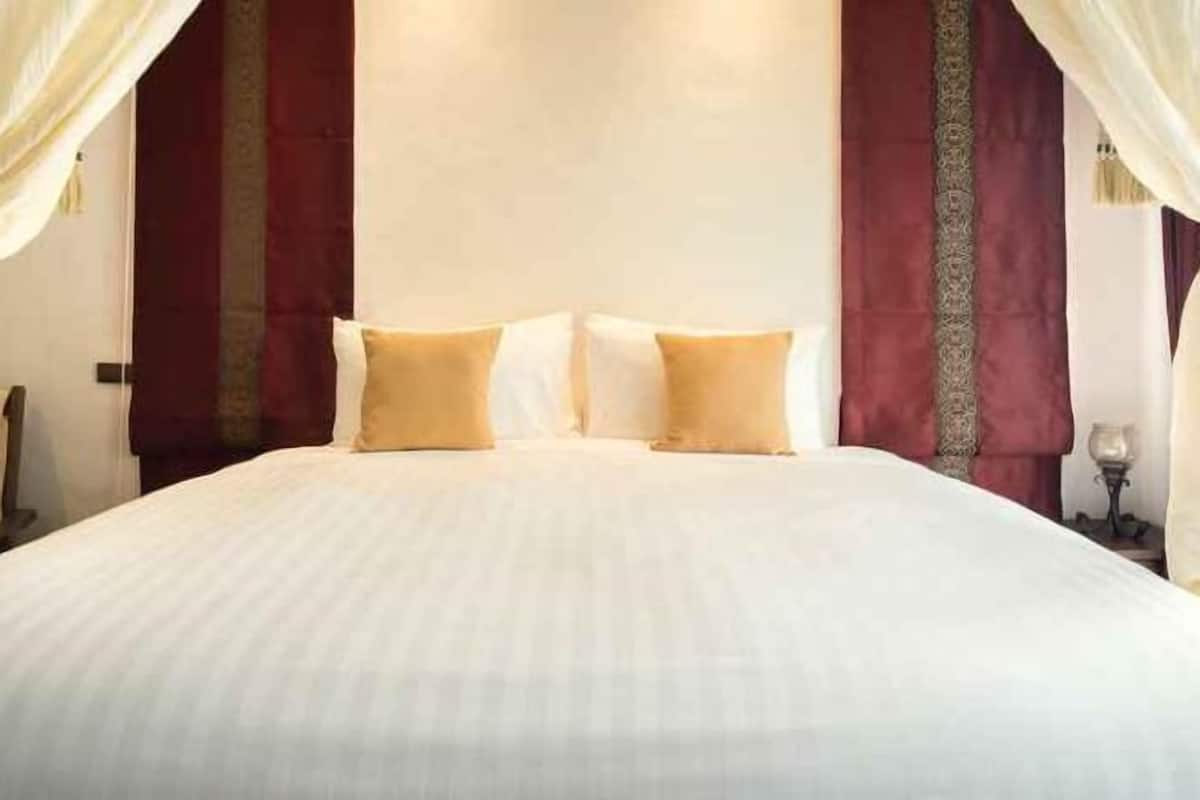 Premium bedding, in-room safe, desk, free WiFi