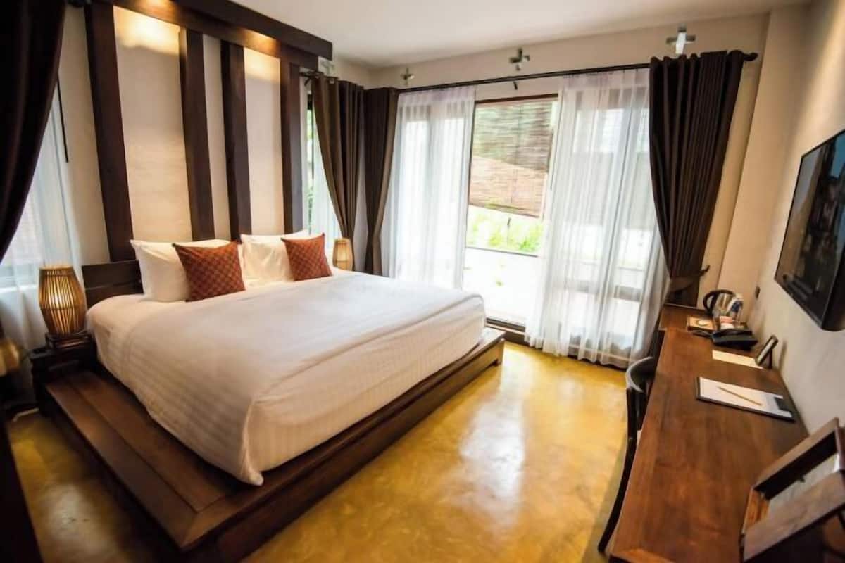 Peralatan tempat tidur premium, peti besi dalam bilik, meja