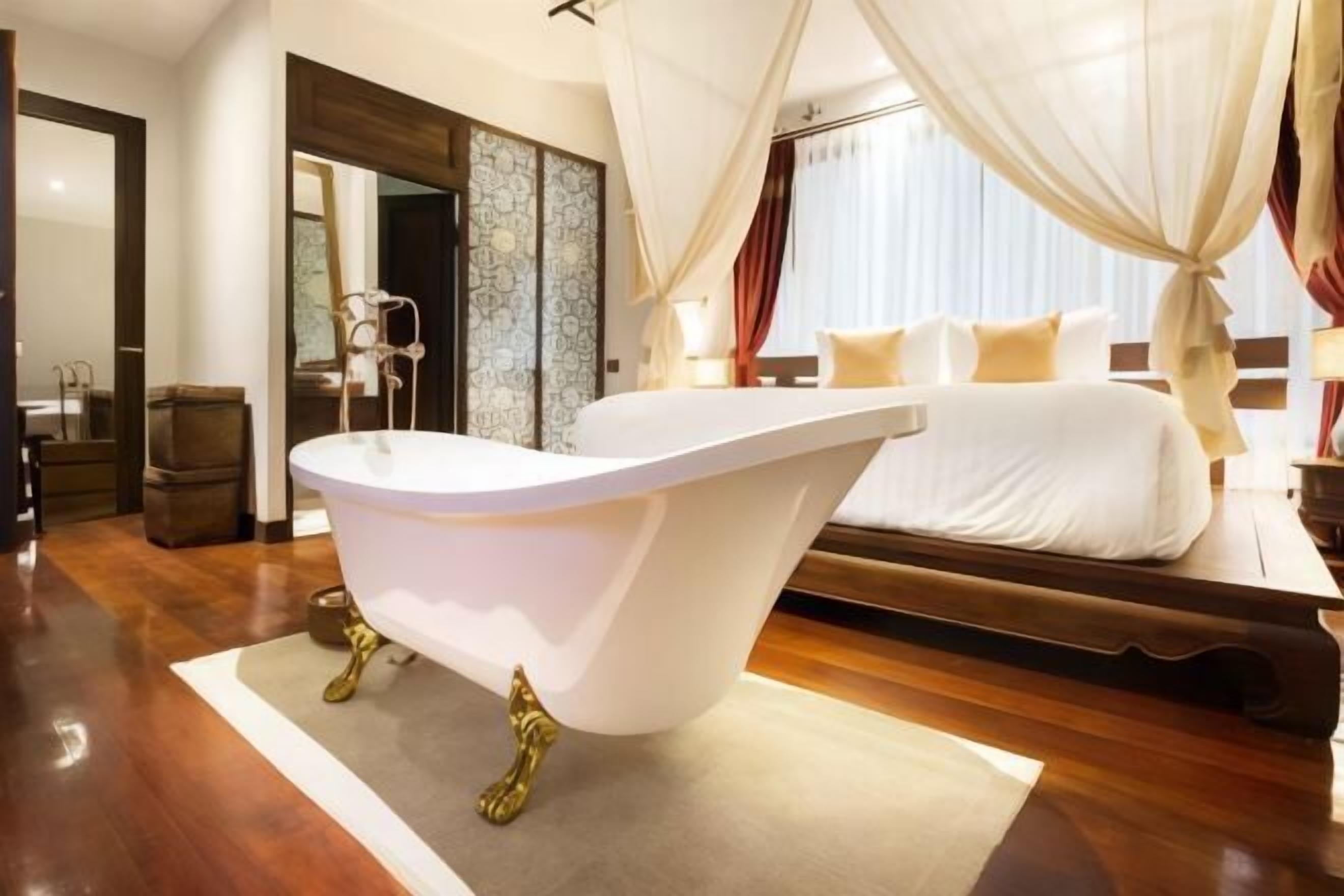 Premium bedding, in-room safe, desk, free WiFi