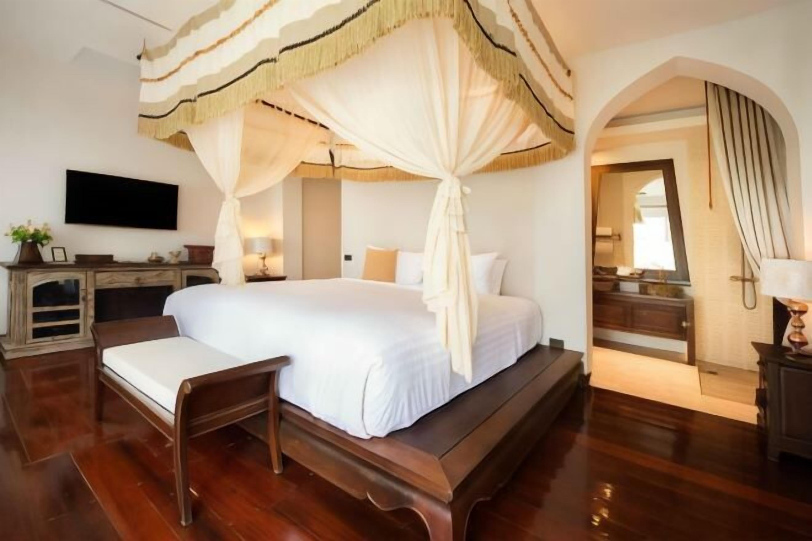 Premium bedding, in-room safe, desk, free WiFi