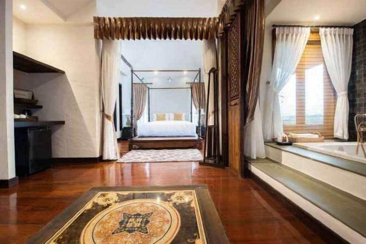 Premium bedding, in-room safe, desk, free WiFi