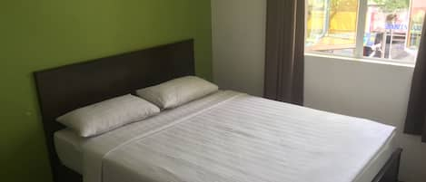 Business Double Room Single Use, 1 Double Bed, Smoking, City View | Desk, soundproofing, iron/ironing board, free WiFi