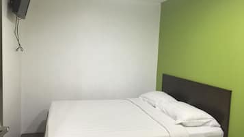 Habitación empresarial doble de uso individual, 1 cama matrimonial, para fumadores | Escritorio, insonorización, tabla de planchar con plancha y wifi gratis