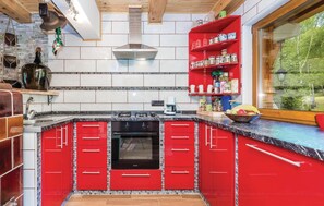 Kühlschrank, Herdplatte, Wasserkocher mit Kaffee-/Teezubehör