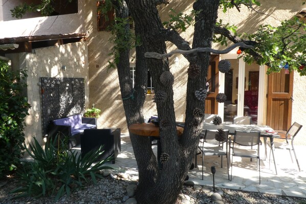 Outdoor dining - PROVENCE: HOUSE IN LES SALLES/VERDON, 400 M FROM LAC DE SAINTE-CROIX, GORGES DE L'OUEST (Les Salles-Sur-Verdon)