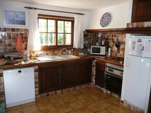 Fridge, microwave, oven, stovetop - PROVENCE: HOUSE IN LES SALLES/VERDON, 400 M FROM LAC DE SAINTE-CROIX, GORGES DE L'OUEST (Les Salles-Sur-Verdon)