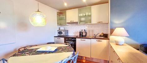 Réfrigérateur, micro-ondes, four, cafetière/bouilloire