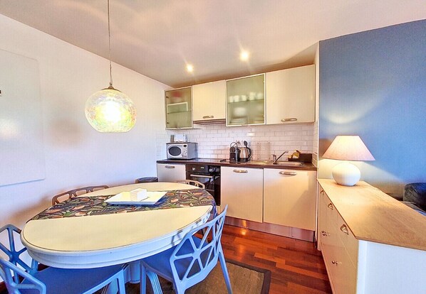 Fridge, microwave, oven, coffee/tea maker