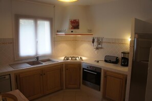 Mikrobølgeovn, ovn, oppvaskmaskin og kaffetrakter/tekoker