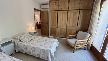 3 chambres, fer et planche à repasser